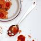 Preview: Schädel-Servierlöffel – Edelstahl-Löffel mit Totenkopf-Design - benutzt mit Sauce